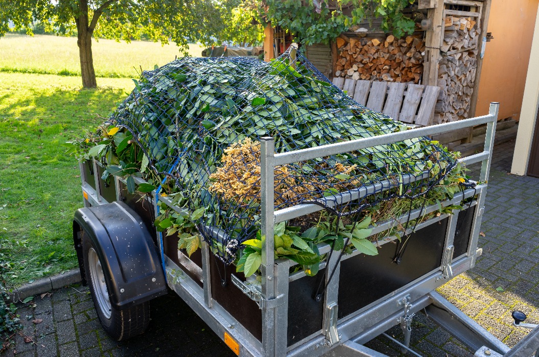 Anhänger voll mit Gartenabfällen
